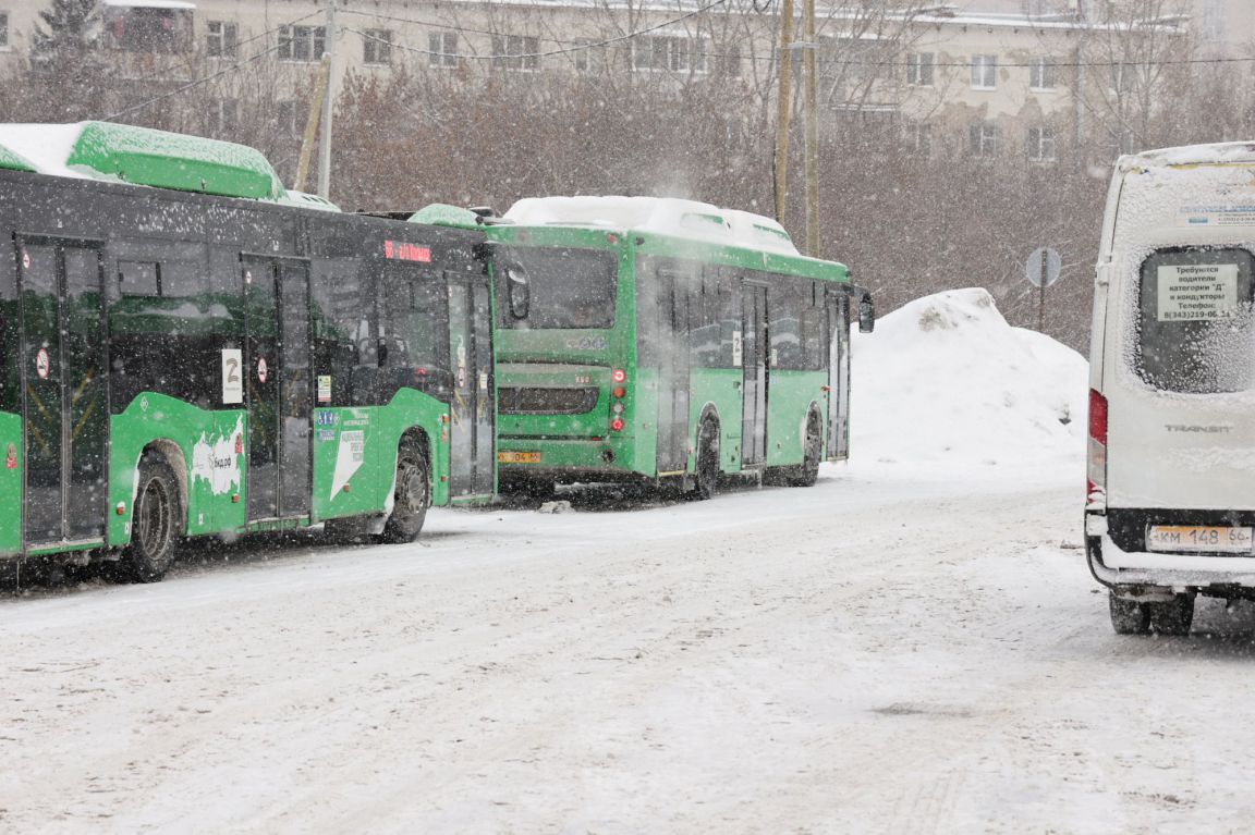 В Екатеринбурге не могут починить 140 сломанных автобусов - «Уральский  рабочий»